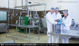 在工廠里測試產品的生物學家們